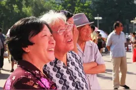 65岁女人找老伴标准：我退休金5000，想娶我必须满足我三个条件图片