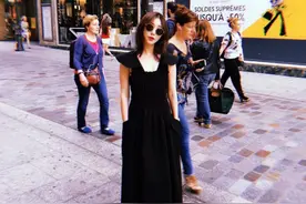 石洋子与吴启华离婚6年，越活越潇洒，穿哥特风小黑裙好时尚图片