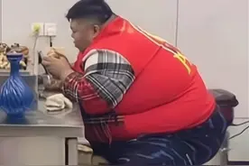 网红主播510斤还在吃，胖的像气球，父母：能赚钱为啥不吃？图片