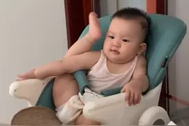 江苏一宝宝不想吃饭摆出大佬坐姿，高举右脚过头顶晃悠，表情亮了图片