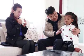 爸爸带后妈回家，让后妈照顾好女儿，谁知道爸爸走了之后……视频封面