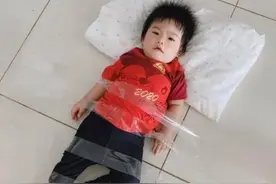 泰国父亲把女儿粘在地上专心在线办公，萌娃欲哭无泪“我太难了”图片