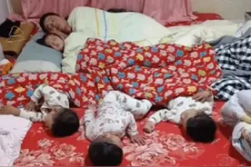 家有三儿一女，老公这样哄娃睡觉，宝妈吐槽：果然小情人才是真爱图片