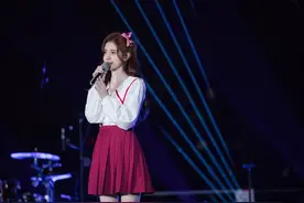 鞠婧祎 旖旎迎风 拥抱璀璨星空 以热忱歌唱青春 坚定信念追梦不悔图片