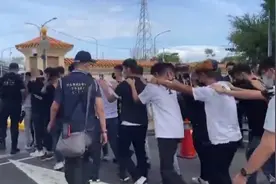 台湾一角头为母亲办公祭 当地帮派动员4000人到场 百名未成年被警方带走图片