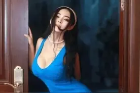 有种站姿叫潘春春的“仙女站”，手攥话筒浅语笑，美到人腿软图片