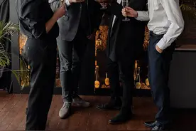 母亲葬礼上来了4个男子，都是她的情人，这秘密本打算带进坟墓里图片