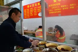 河南大叔被子女赶出家门，负气卖早餐一年盈利60万，子女后悔莫及图片