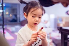孩子小小年纪爱打扮？不仅仅是爱美，这些“小九九”家长要明白图片