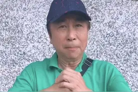 63岁冯巩用方言为河南加油，穿着朴素眼中含泪，却遭网友催捐款图片