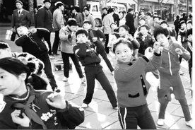 80年代上海：南京东路的繁华，遮挡不住几家市民共用一个浴池尴尬图片