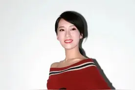 35岁李念摆脱“蜗居”变富太 一字肩红衫配黑裤优雅大方图片