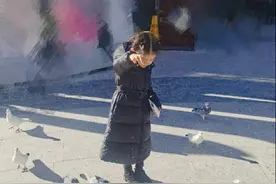 世界小姐张梓琳罕晒娃，4岁女儿腰细腿长惊人，名模气势不输妈妈图片