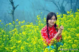 打工丈夫不放心留守妻子，偷偷回家，看见一辆小轿车停在自家门口图片