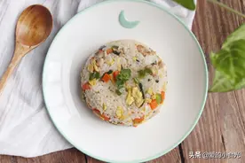 薄荷只会泡水喝？试着用它炒饭吃，清凉解暑又除困，美味又简单图片