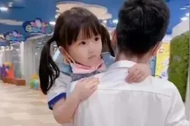 3岁女宝与爸爸在商场走散，民警询问爸爸名字，听到后忍不住大笑图片