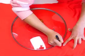 旧衣服不要扔，把锅盖放在上面简单缝一缝，客人来了也爱用图片