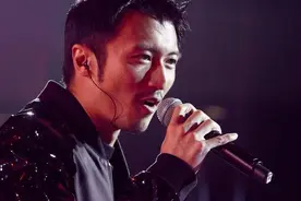 小伙因长得帅不甘心送快递，花巨资整成谢霆锋，今靠模仿身家千万图片