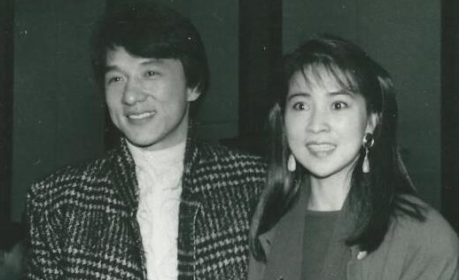 曾有人问成龙身价多少？他笑而不语：“一定没马云多，但也不少”