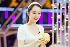 吉娜少女感满满，白色针织T恤搭粉色短裙，好身材全都呈现出来图片