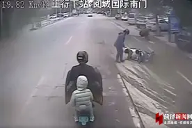 因路滑一对母女摔倒路边 公交驾驶员伸手相助图片