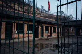 贫困山村小学里的生活 每天8小时走在上学回家的山路上图片