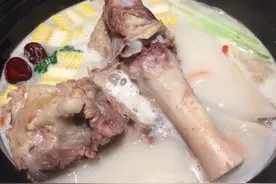 炖猪骨汤，牢记“2不放2窍门”，出锅时骨汤又鲜香又浓白，没腥味图片