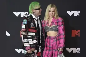 丑笑了，外国红毯妖怪多，艾薇儿变土星味全无，小美人鱼也太像鱼图片