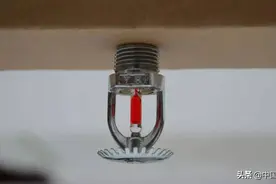 男子在酒店房间消防喷淋头上晾挂衣服，被索赔近4万元图片