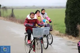去农村小学支教，我拍下寒冬里的上学路，没有爸妈接送也没有面包图片