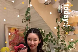 张子萱终于忍不住晒女儿，母女穿公主裙凹造型，百日宴现场超梦幻图片