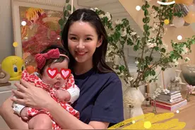 张子萱终于忍不住晒女儿，母女穿公主裙凹造型，百日宴现场超梦幻图片