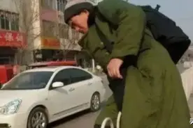 大衣哥朱之文遭人实名举报：在县城过马路横跨护栏图片