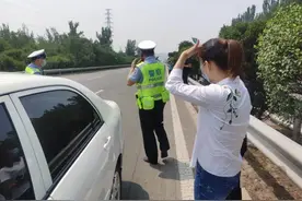 女司机高速行车受困 民警有效巡逻及时救助图片