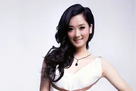 凤凰传奇玲花带5岁女儿录音棚唱歌， 嗓音嘹亮得妈妈的真传了图片