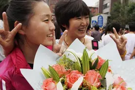 孩子参加高考，家长是否有必要在场外陪考，看看学霸家长咋说图片