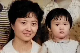 明星在母亲节“晒妈”，蒋欣撞脸妈妈，陈冰和妈妈像姐妹图片