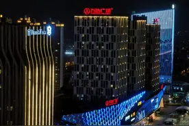 夜幕下的乌鲁木齐高铁片区——让人擦亮眼球的新商圈图片