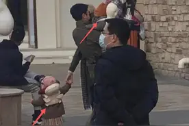 撒贝宁与外国老婆带娃逛街，混血龙凤胎已一岁多，一次凑成“好”图片