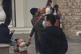 撒贝宁与外国老婆带娃逛街，混血龙凤胎已一岁多，一次凑成“好”图片