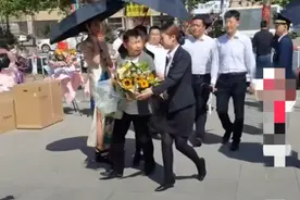 何云伟走穴美女护送，全程尬演自己带头鼓掌，因三件错事被骂多年图片