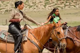 卡戴珊长女7岁庆生，金穿皮裤骑马侃爷开心护驾，女儿长残变胖妞图片