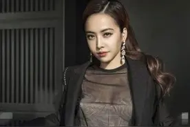 蔡依林大秀身材，露背连衣裙真空上阵，时尚首饰增添性感十分魅力图片