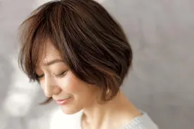 五十岁女人别染潮色，掉色快又伤发质，低调奢华的冷棕色更有品味图片