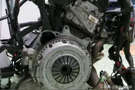 不踩离合就能挂档，维修厂：该换离合器片了图片