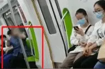 拒绝工作人员的垃圾袋，在地铁上狂吐痰，贵阳这位女士让大家不适图片
