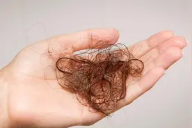 每次洗头大把掉发？提醒：平时远离3种东西，帮助头发越来越浓密图片