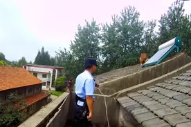 吸毒男子与民警对峙1小时后束手就擒图片