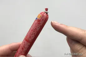 剥火腿肠别再用嘴，原来藏有个小机关，轻松完整剥开，抓紧试试吧图片