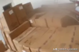 河南一女子超市上班卖假洗衣液2年，民警现场找到存货近100箱图片